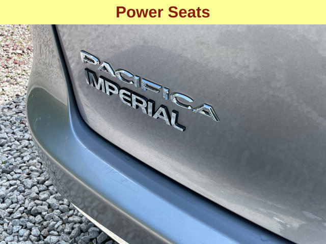 Used 2021 Chrysler Pacifica Touring-L FWD image 11