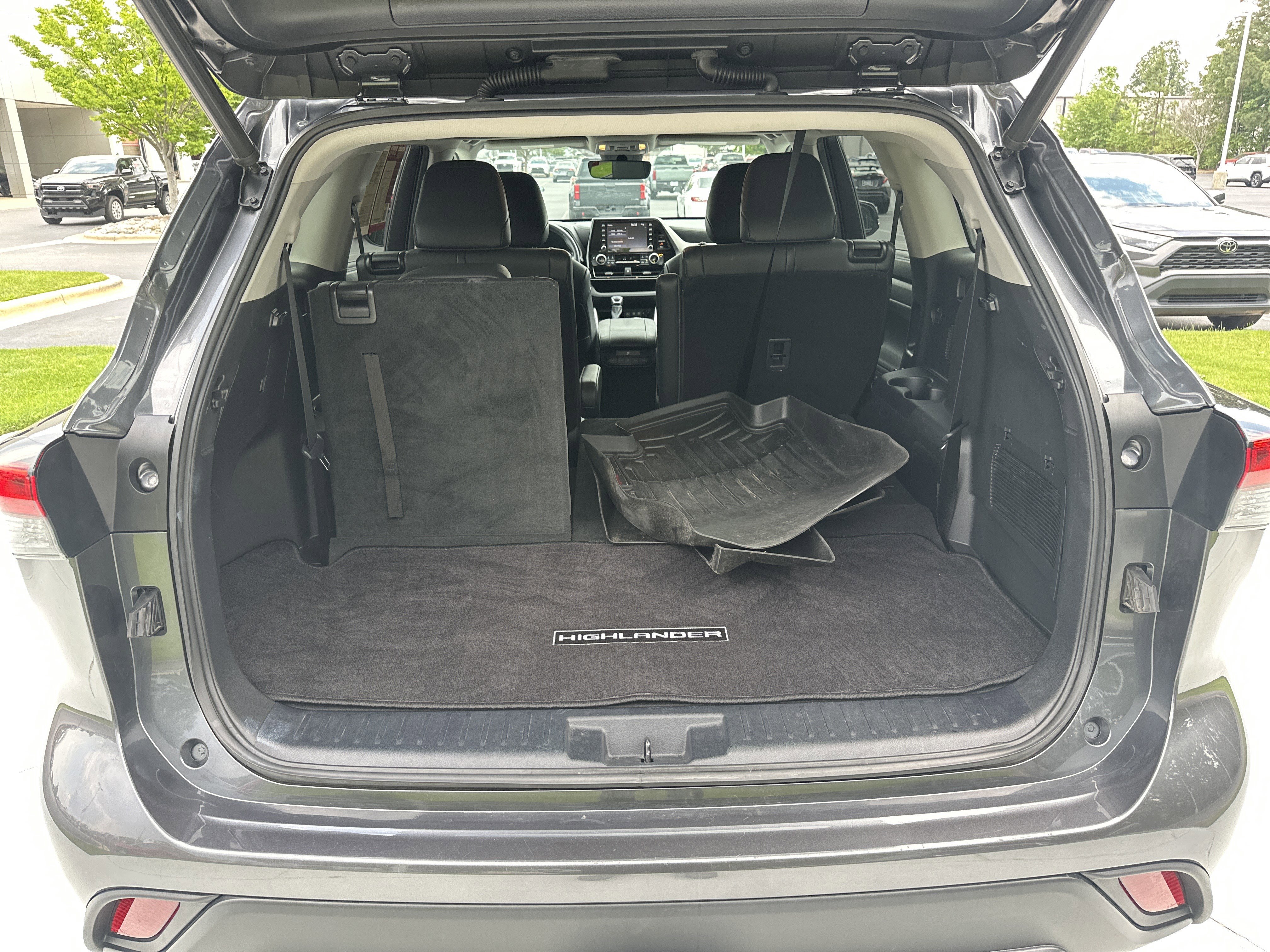 Used 2020 Toyota Highlander XLE AWD/4WD image 33