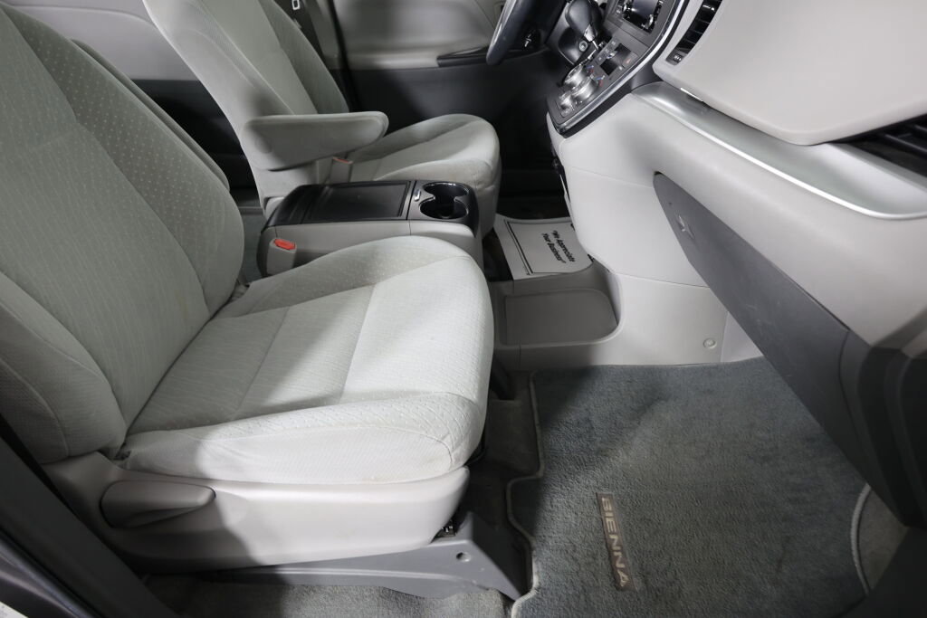 Used 2018 Toyota Sienna LE FWD image 24