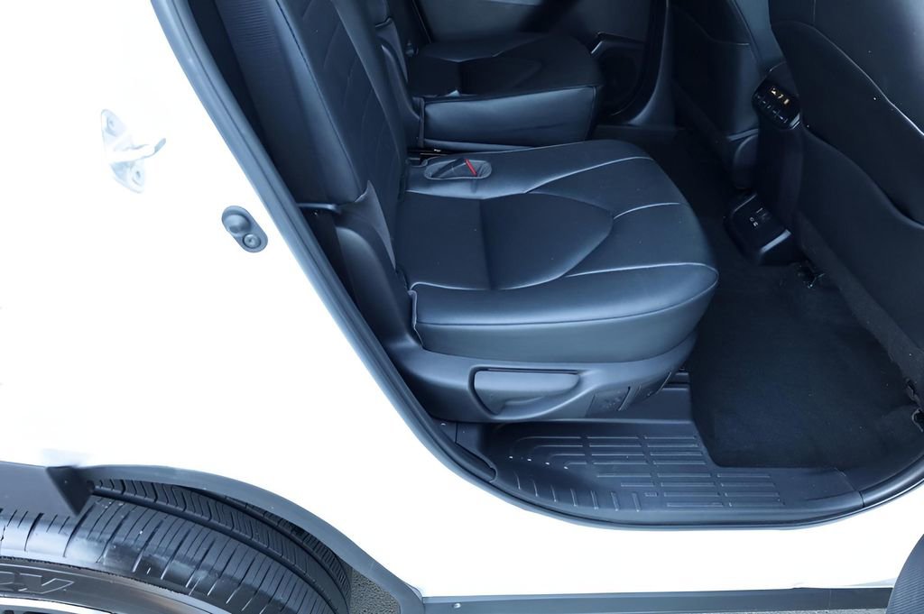 Used 2023 Toyota Highlander XLE image 18