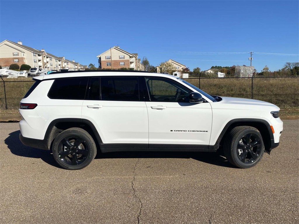 New 2025 Jeep Grand Cherokee L Altitude image 8