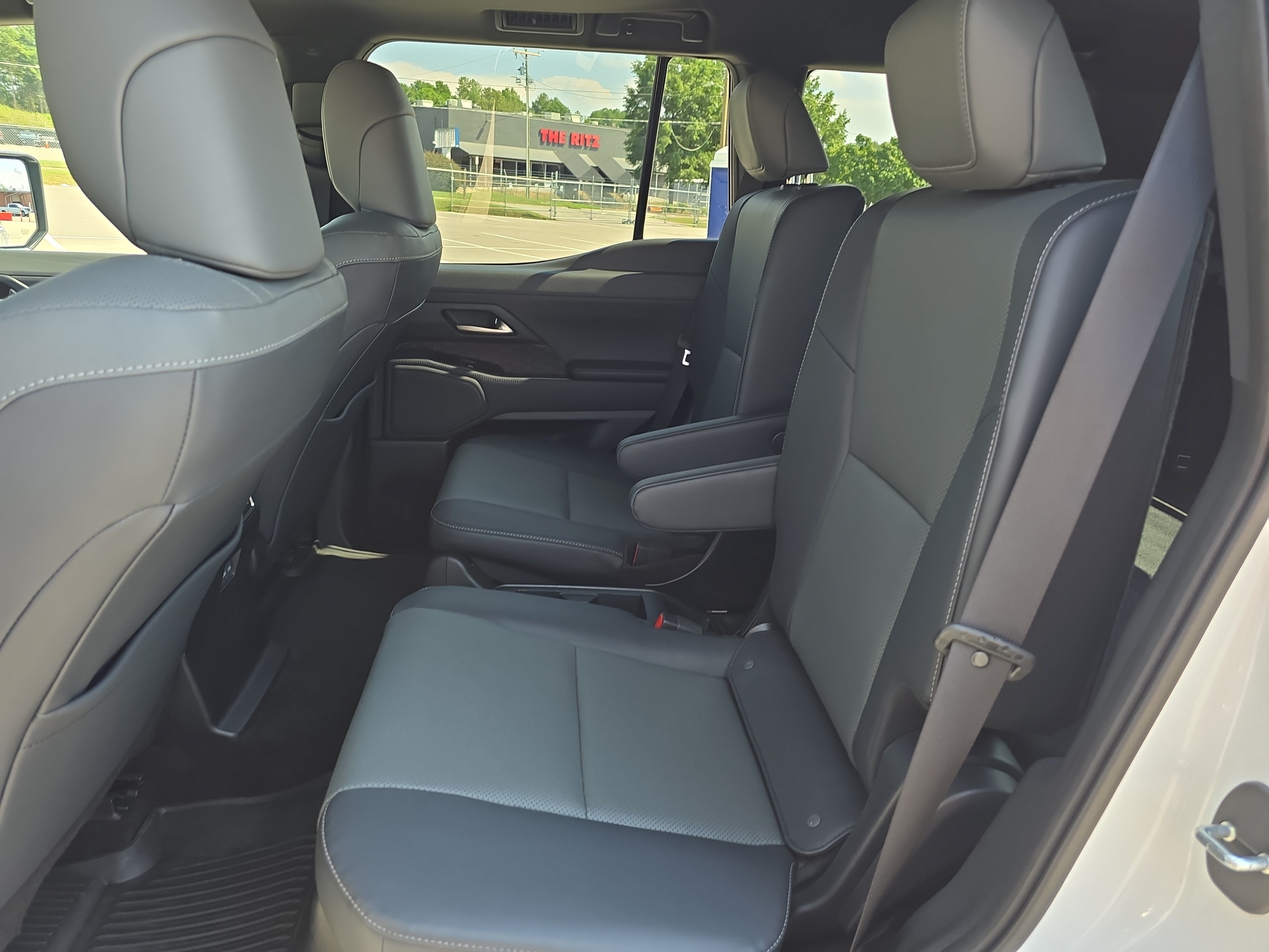 Used 2024 Lexus GX 550 w/ Accessory Package (Z1) AWD/4WD image 15