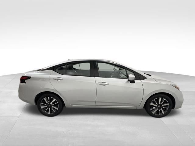 Used 2022 Nissan Versa SV image 6