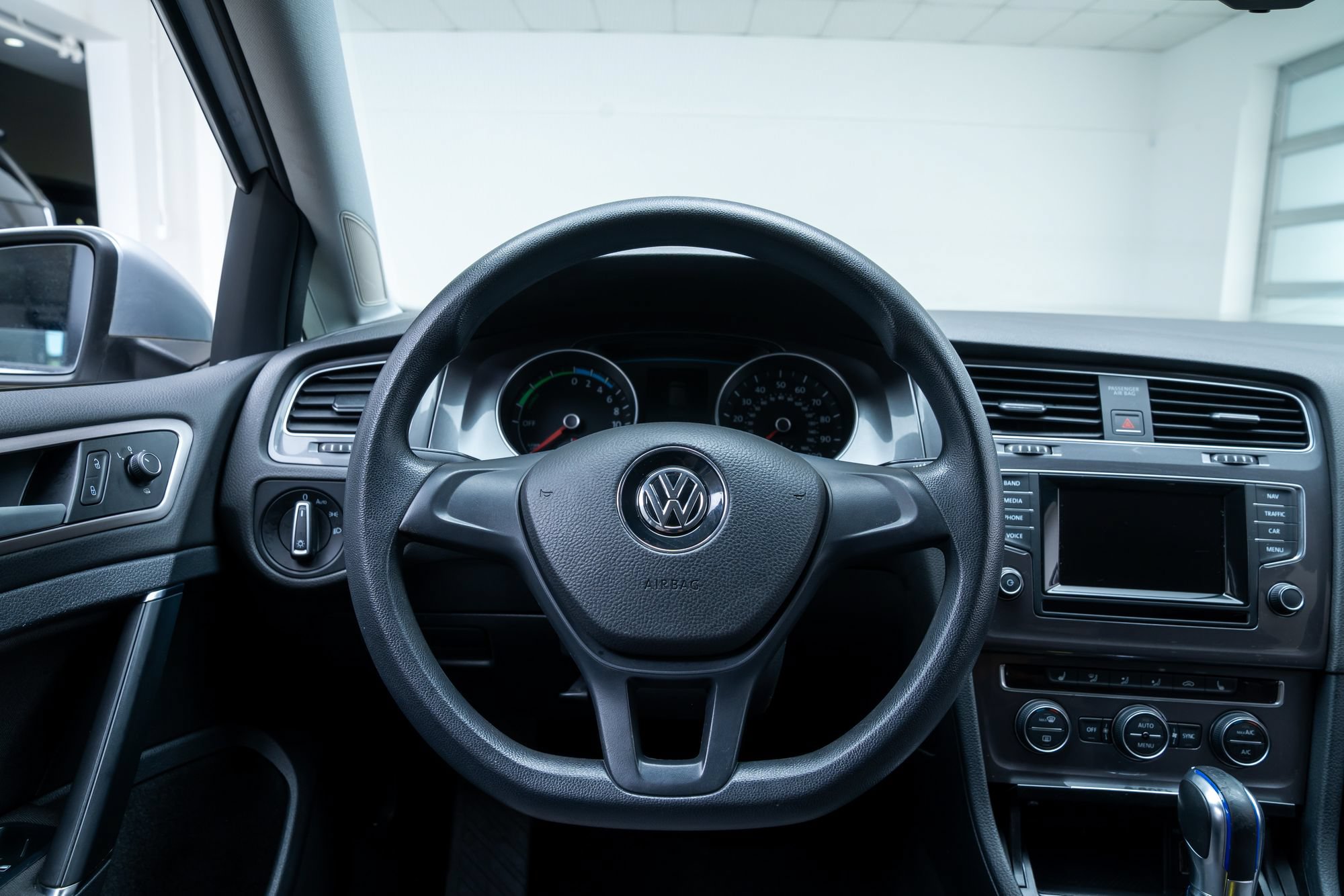 Used 2015 Volkswagen e-Golf Limited Edition FWD image 10