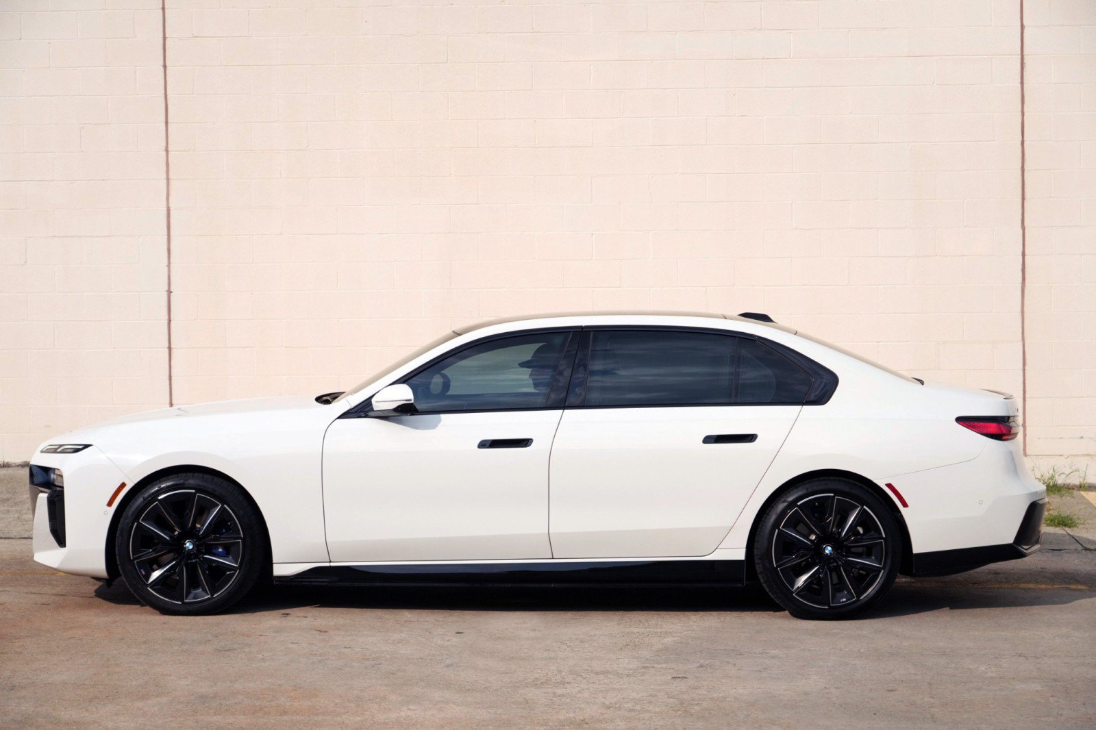 Used 2024 BMW i7 xDrive60 w/ Premium Package AWD/4WD image 57