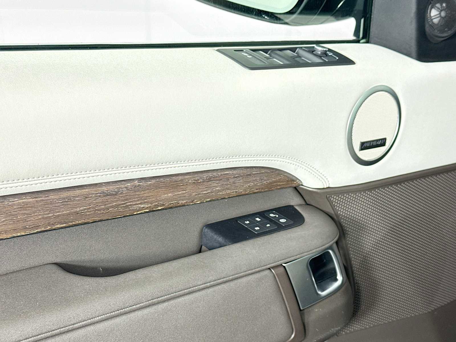 Used 2020 Land Rover Discovery HSE image 18