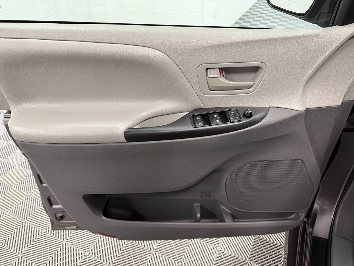 Used 2019 Toyota Sienna L FWD image 9