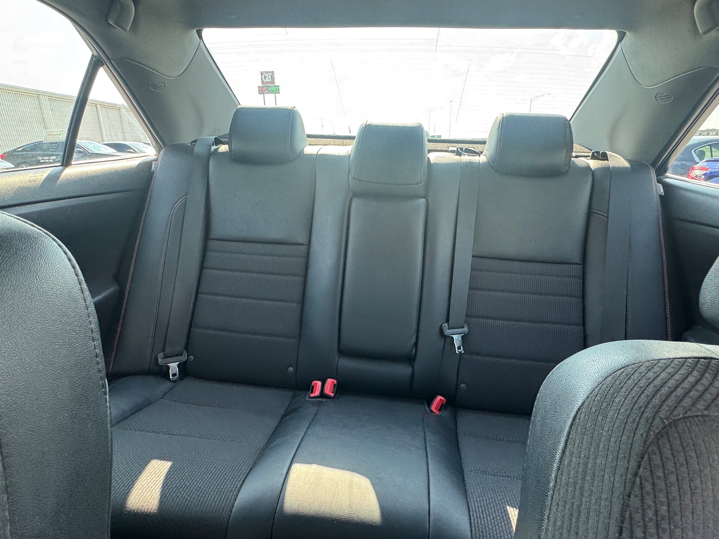 Used 2016 Toyota Camry SE w/ Moonroof Package FWD image 11