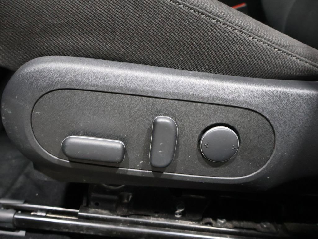 Used 2025 Hyundai Kona SEL image 12