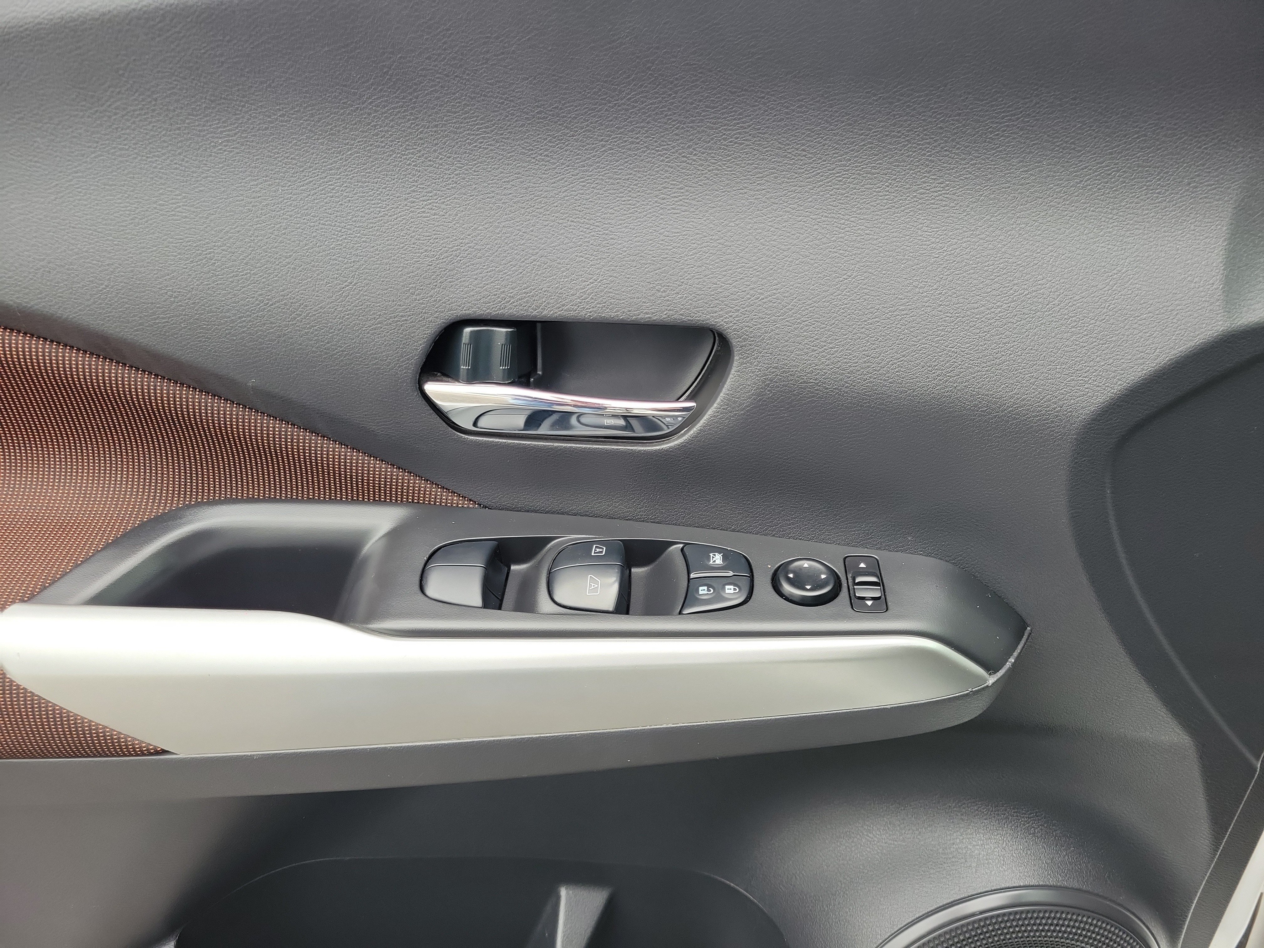 Used 2020 Nissan Kicks SR FWD image 17
