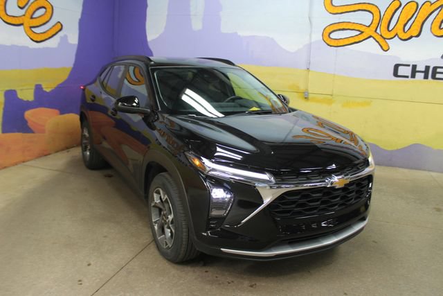 Used 2024 Chevrolet Trax LT w/ Driver Confidence Package FWD image 2