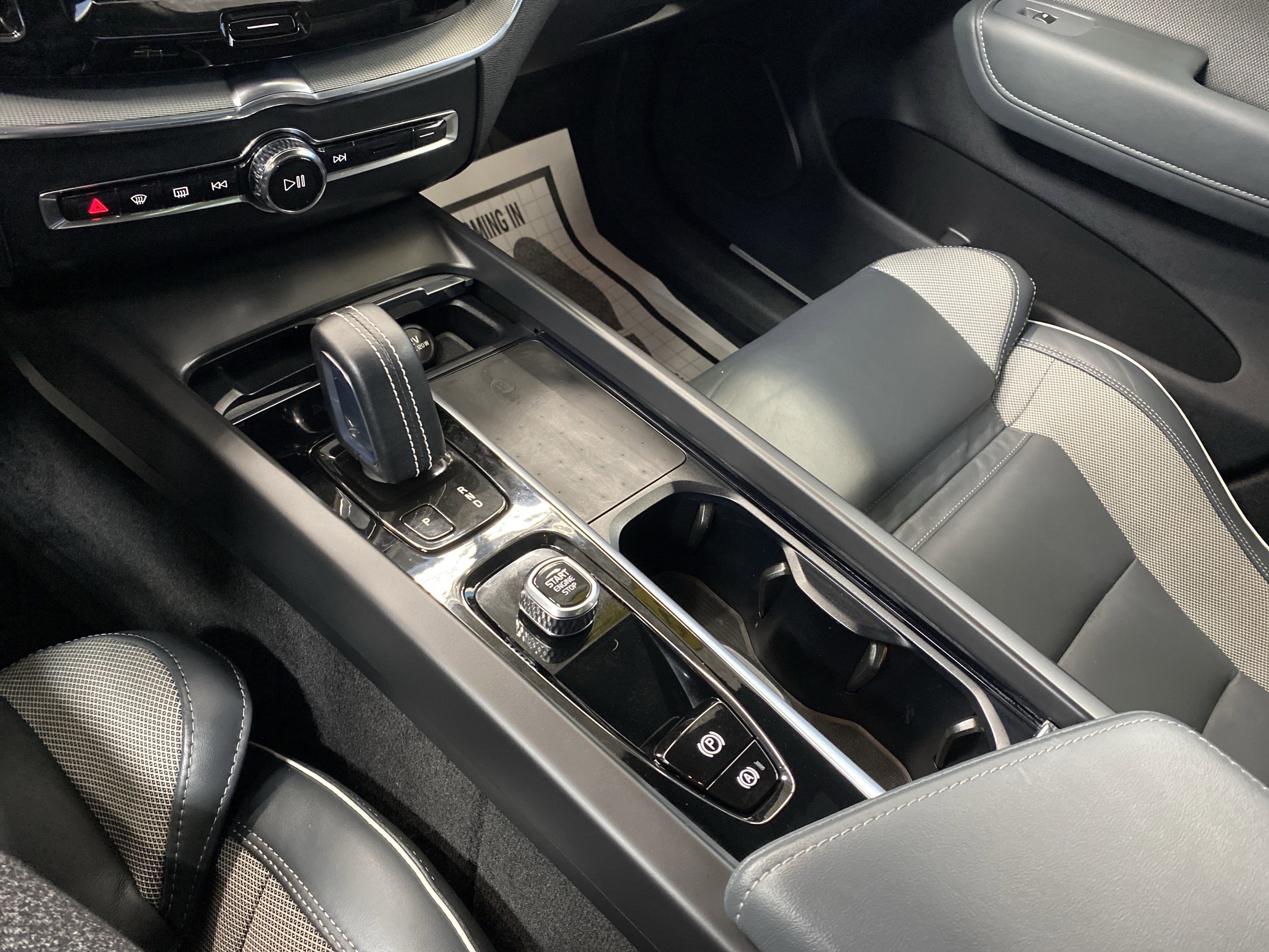 Used 2022 Volvo XC60 B5 R-Design image 15