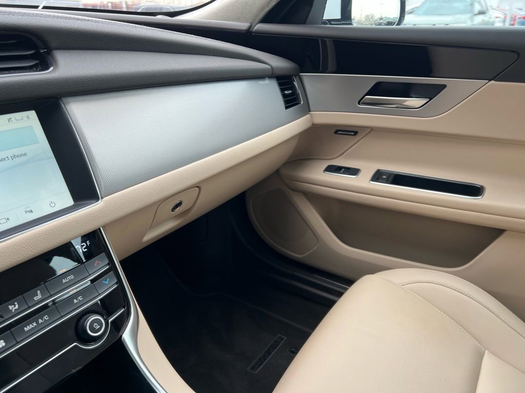 Used 2019 Jaguar XF Premium image 20