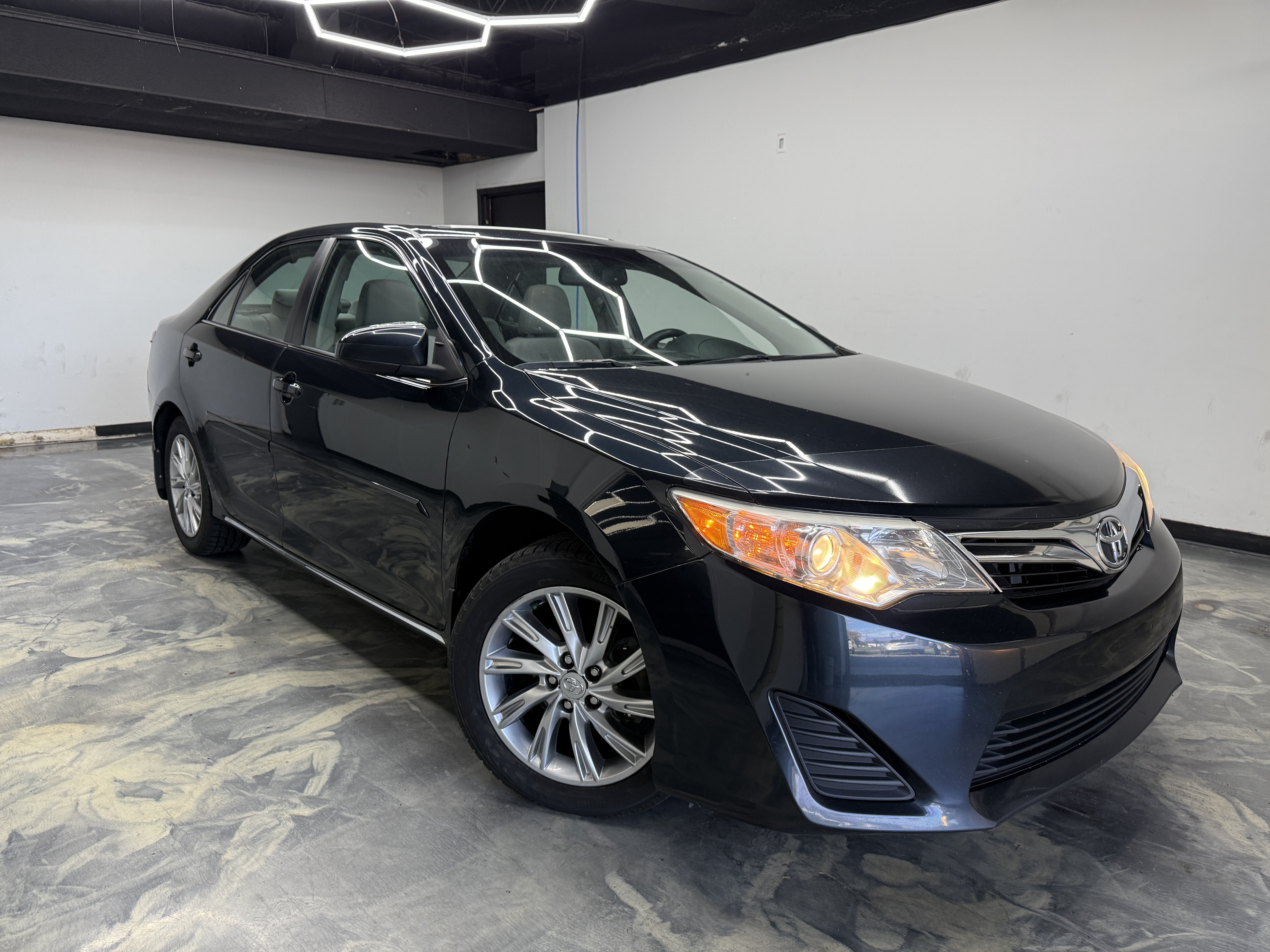 Used 2013 Toyota Camry LE FWD image 6