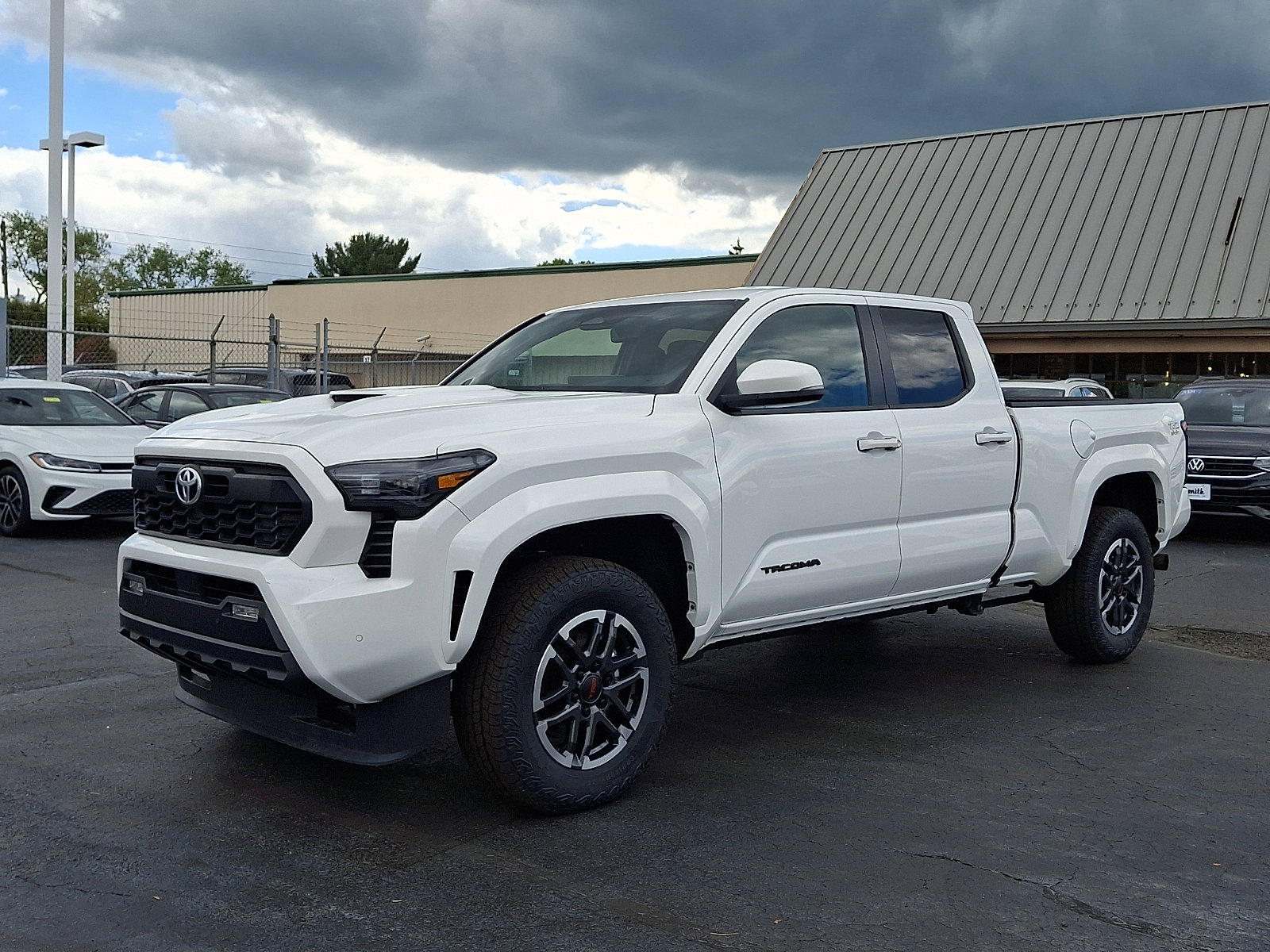Used 2024 Toyota Tacoma TRD Sport w/ TRD Sport Upgrade Package AWD/4WD image 3