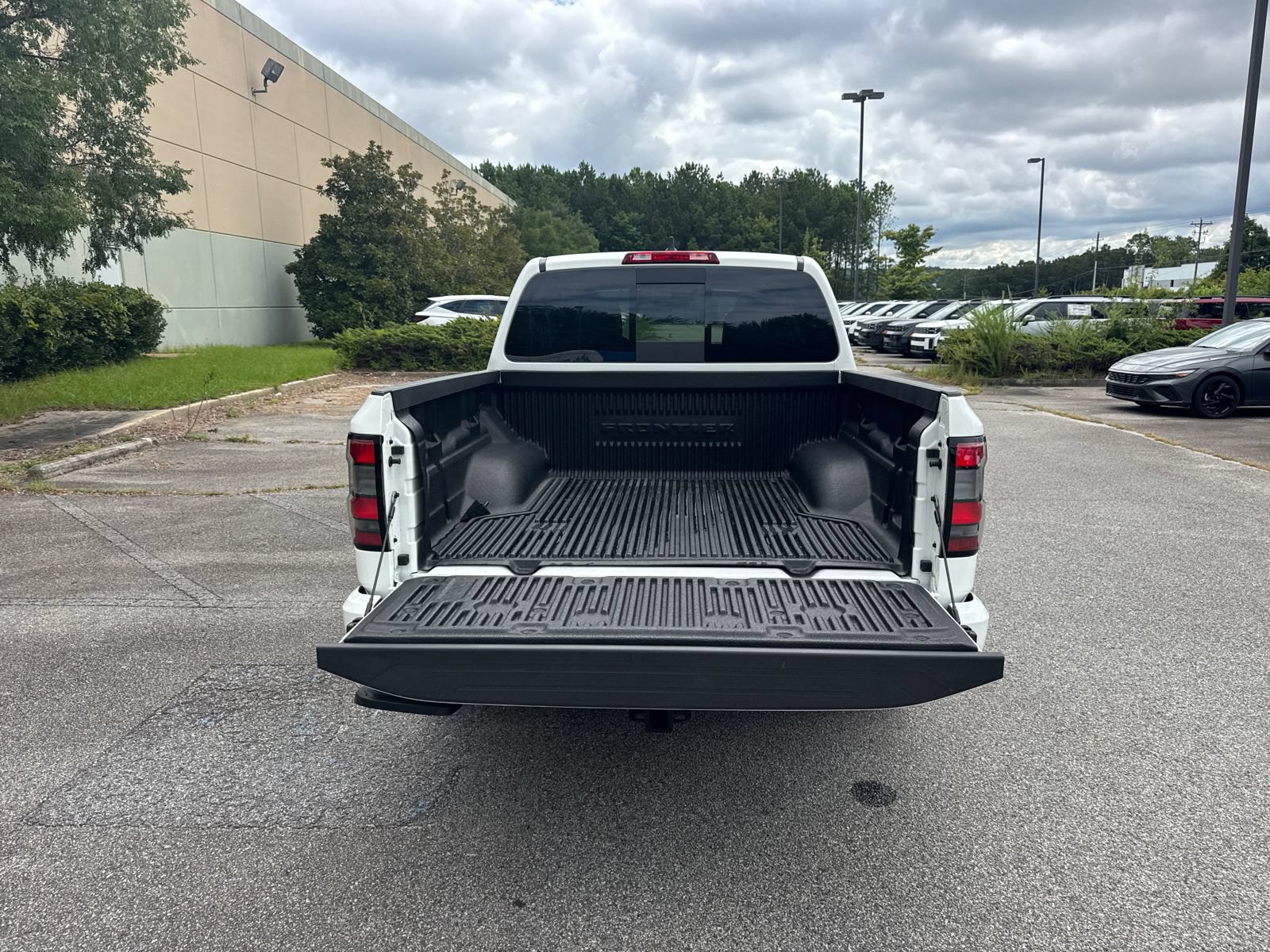 Used 2025 Nissan Frontier SV w/ Tow Package RWD image 17