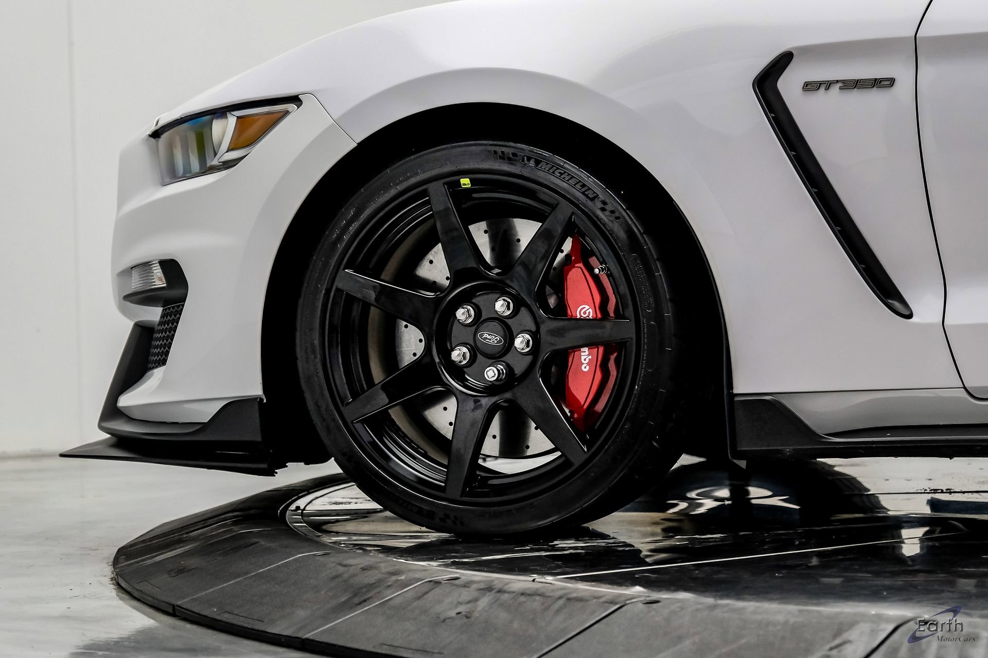 Used 2016 Ford Mustang Shelby GT350R w/ GT350R Equipment Group 920A RWD image 86