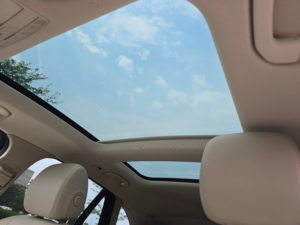 Used 2021 Mercedes-Benz GLC 300 4MATIC image 3