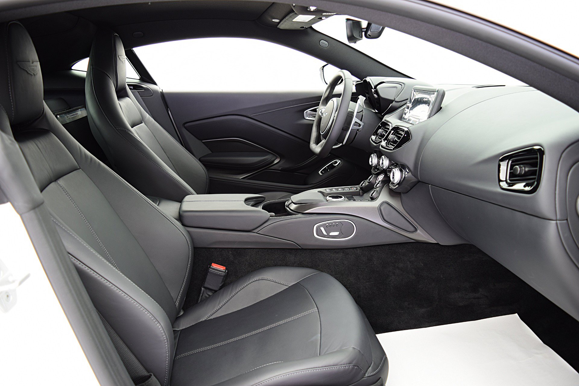 Used 2023 Aston Martin V8 Vantage Roadster RWD image 26