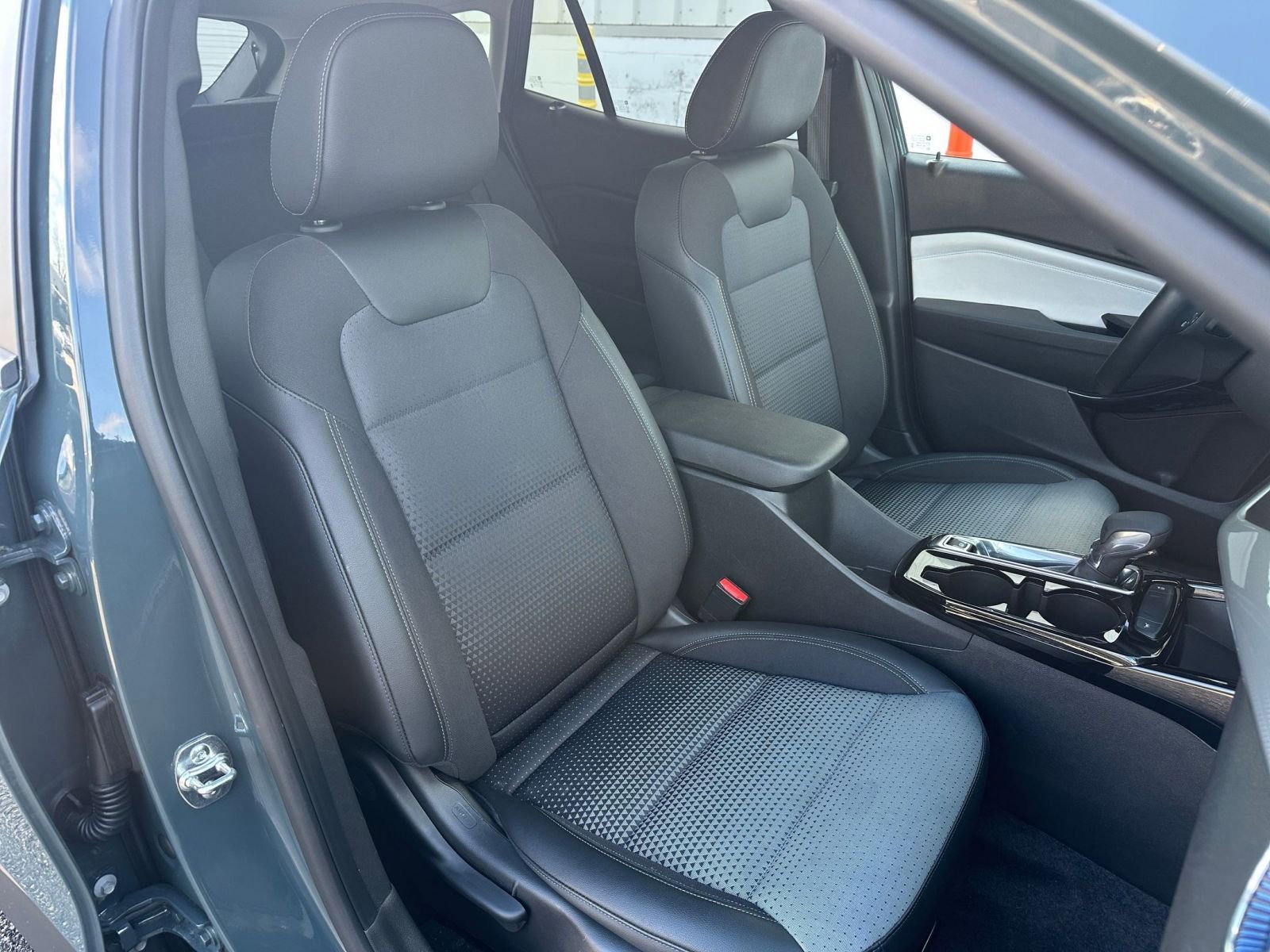 Used 2025 Chevrolet Trax LT w/ LT Convenience Package image 34