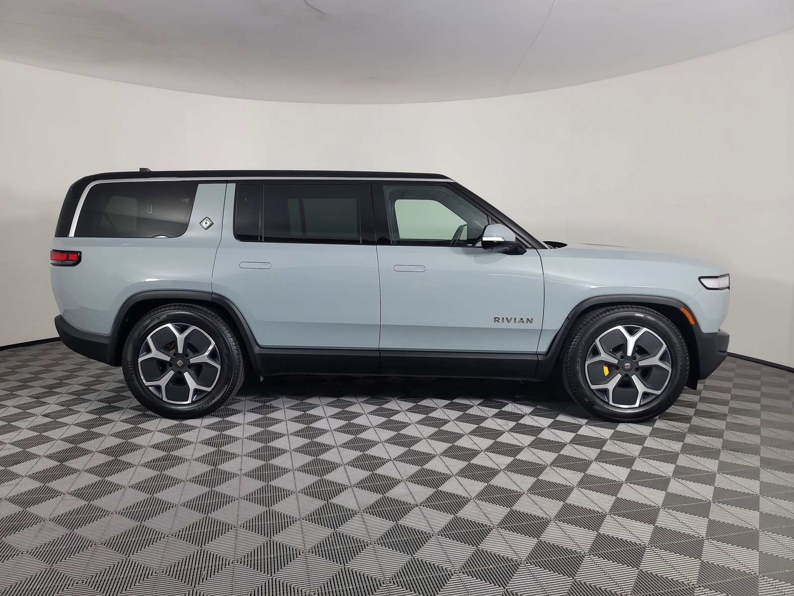 Used 2024 Rivian R1S Adventure AWD/4WD image 6
