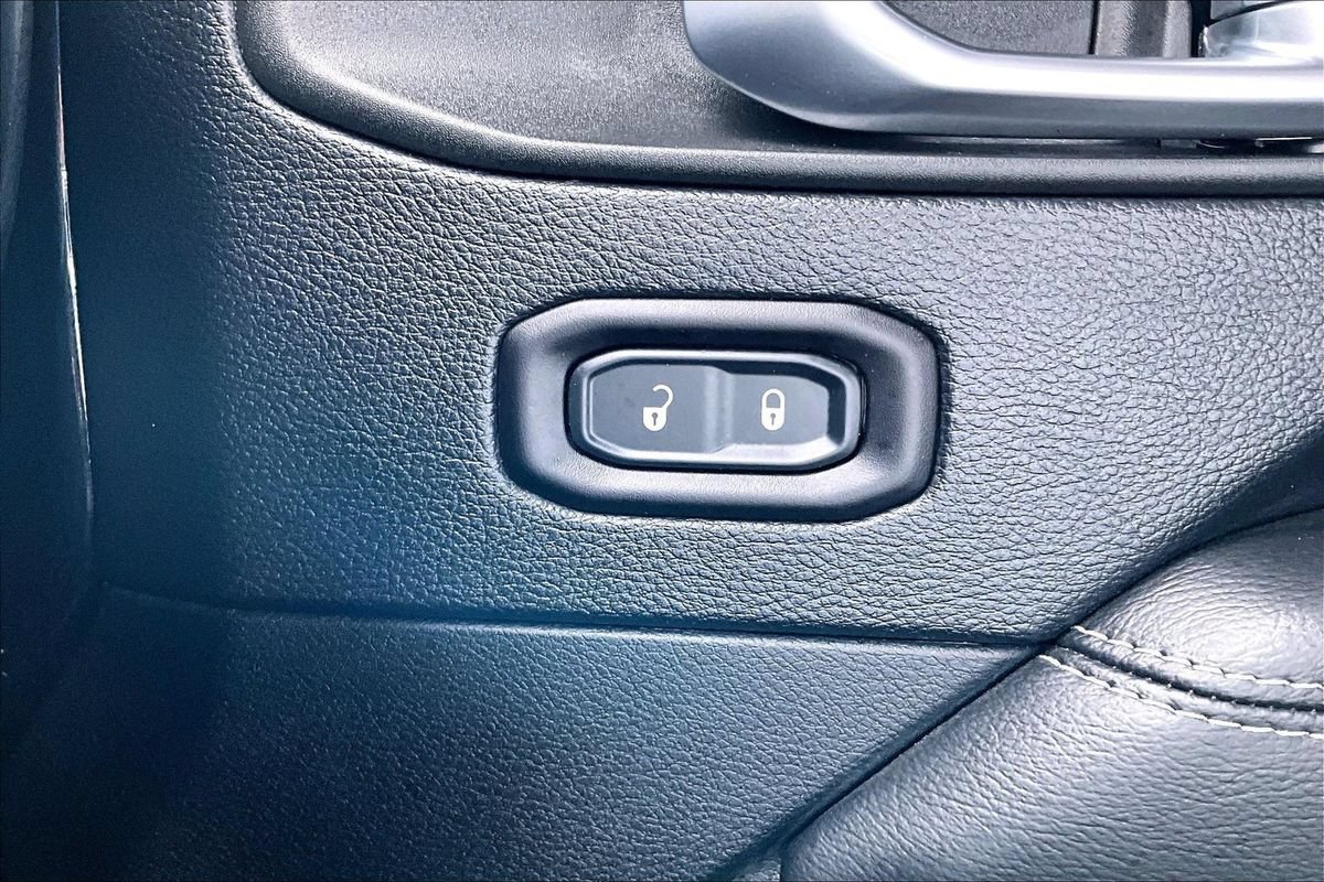 Used 2018 Jeep Wrangler Unlimited Sahara AWD/4WD image 32