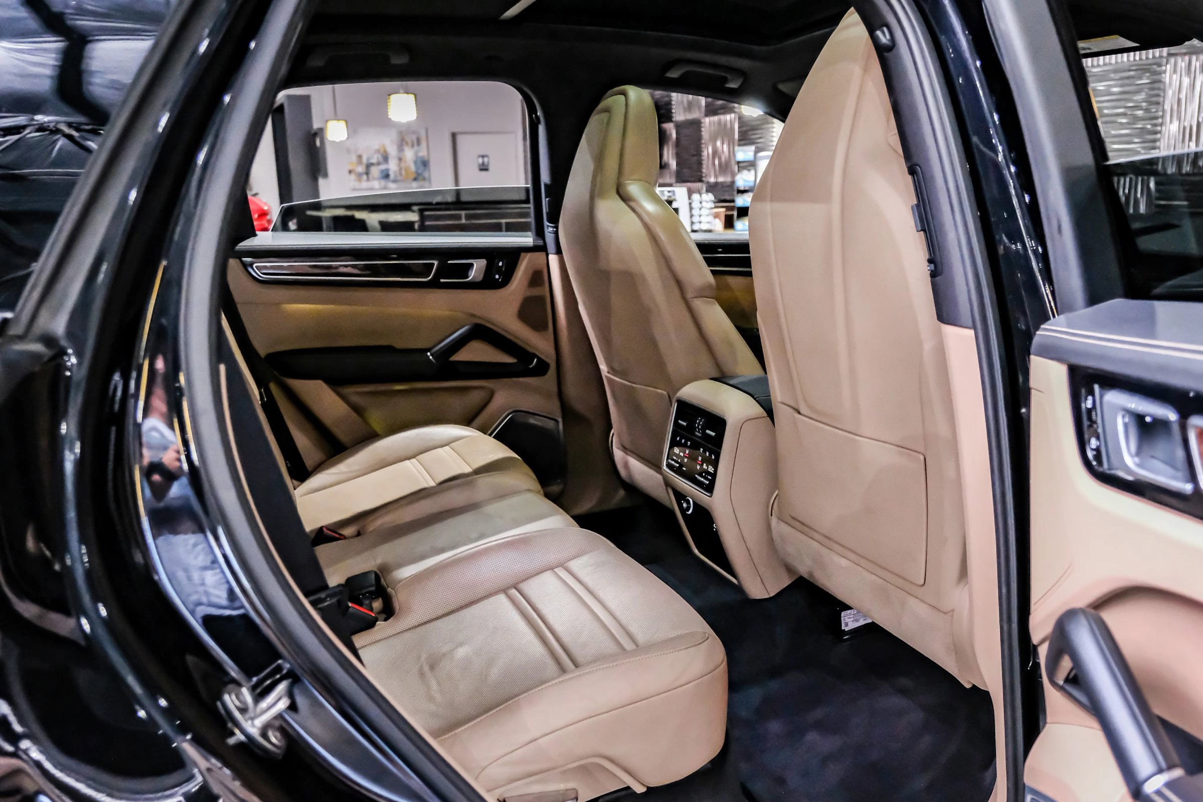 Used 2020 Porsche Cayenne S image 30