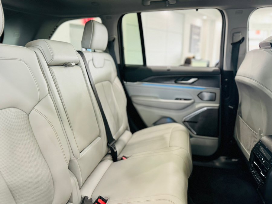 Used 2022 Jeep Grand Cherokee Overland w/ Adv Protech Group III image 24