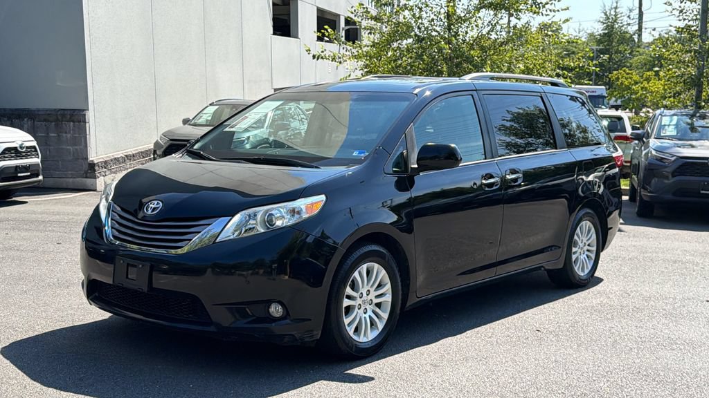Used 2015 Toyota Sienna XLE Premium FWD image 2