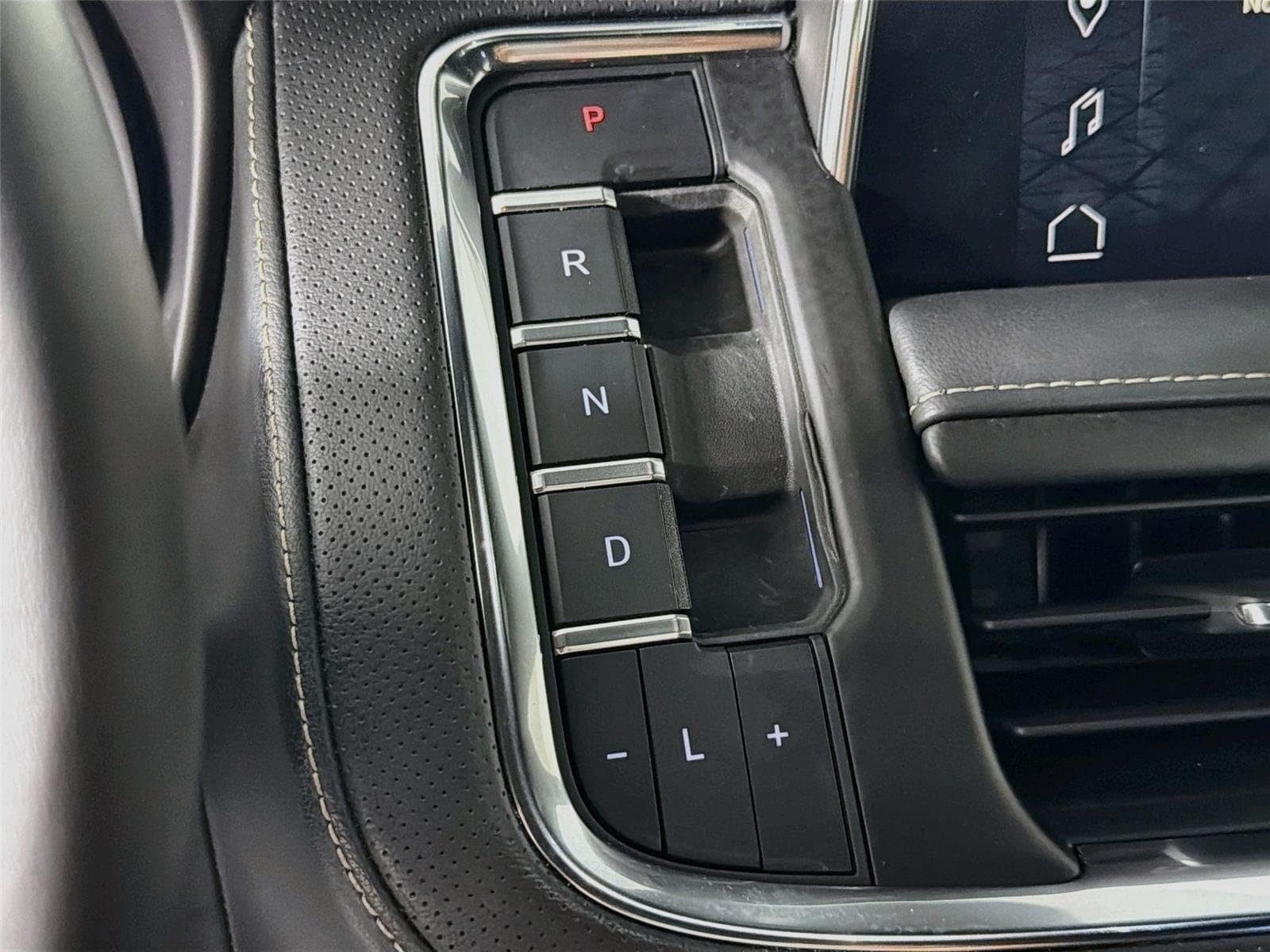 Certified 2022 GMC Yukon SLT w/ SLT Premium Package AWD/4WD image 19