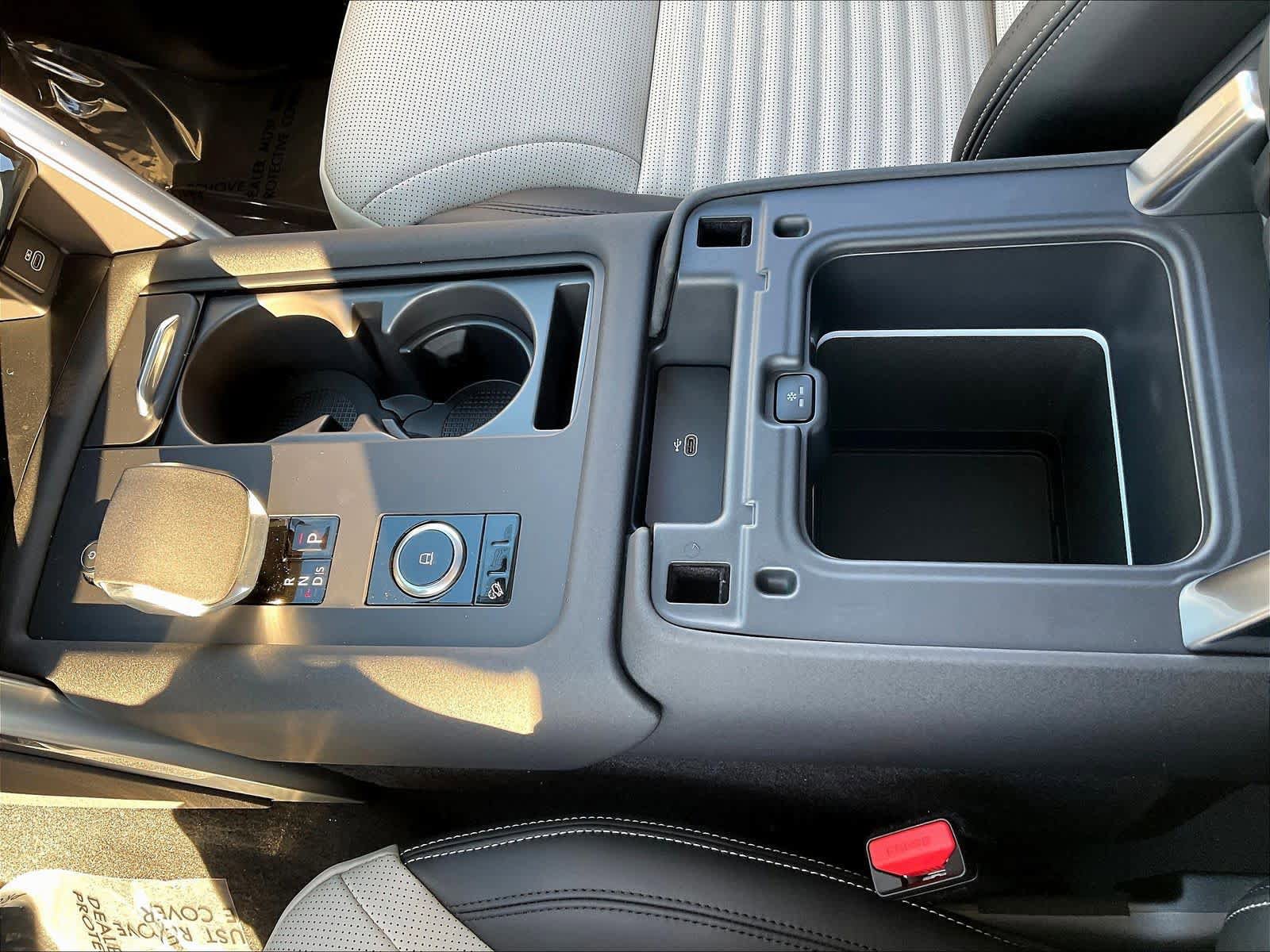 New 2025 Land Rover Discovery Metropolitan Edition AWD/4WD image 23