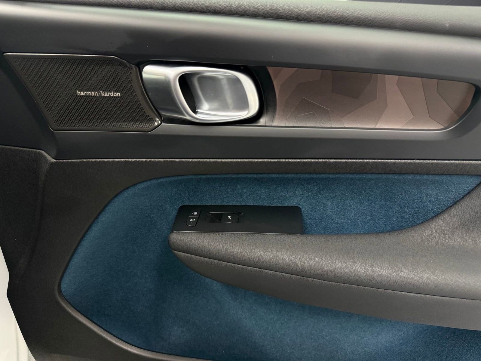 Used 2023 Volvo C40 P8 Recharge Ultimate image 23