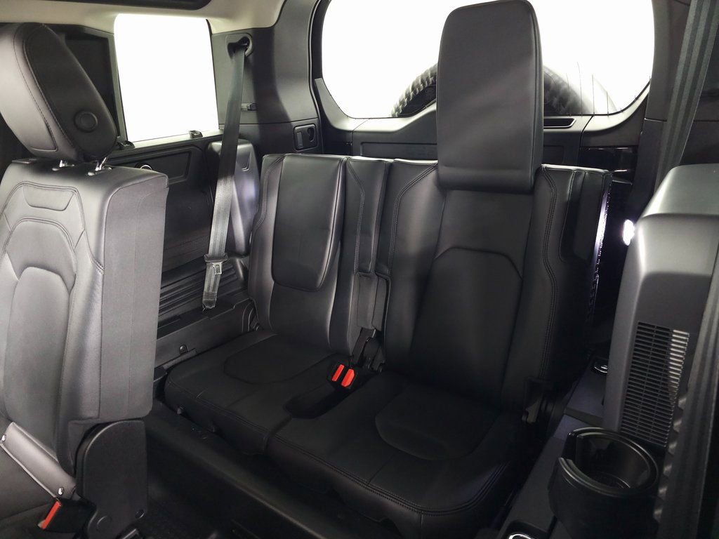 Used 2023 Land Rover Defender 110 SE image 37