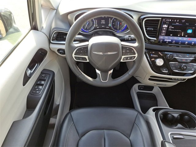 Used 2024 Chrysler Pacifica Touring-L image 11
