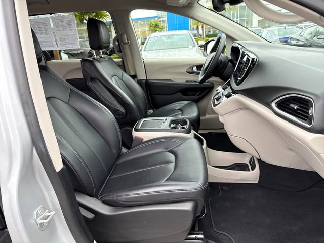 Used 2024 Chrysler Pacifica Touring-L image 11