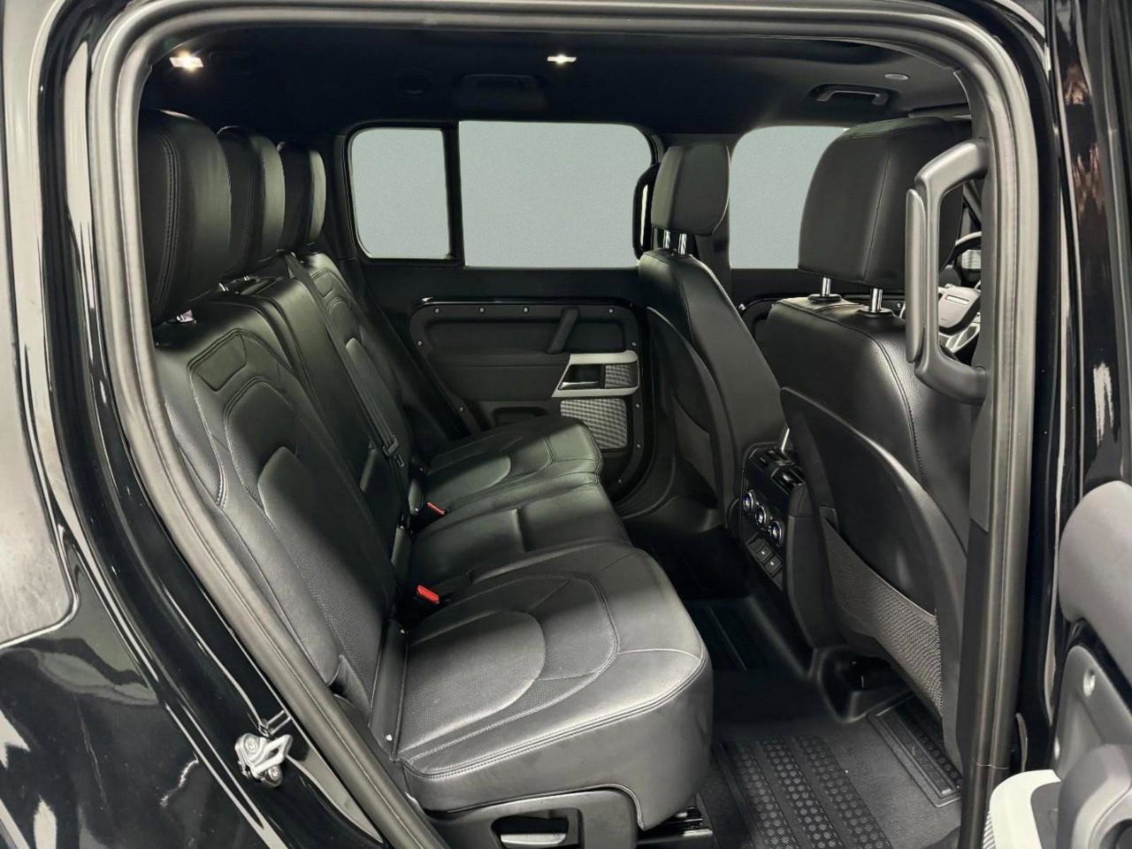 Used 2023 Land Rover Defender 130 SE image 8