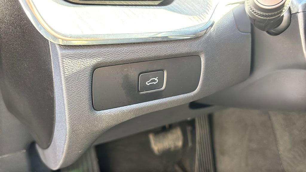 Certified 2025 Volvo XC60 B5 Plus AWD/4WD image 13