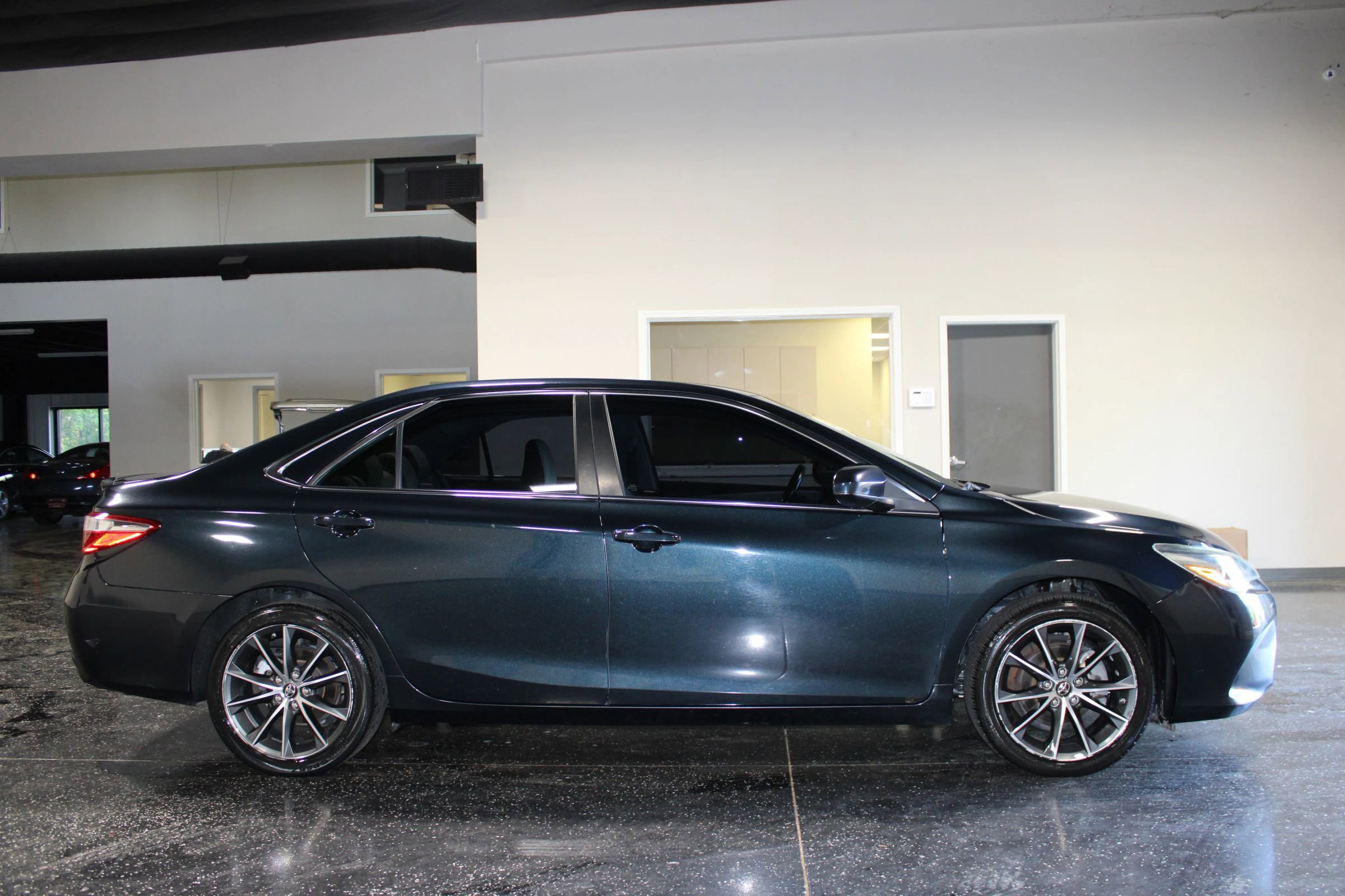 Used 2016 Toyota Camry XSE FWD image 2