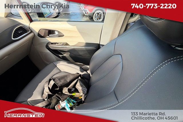 Used 2024 Chrysler Pacifica Touring-L image 11