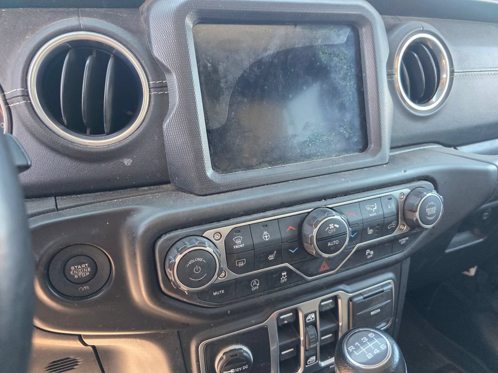 Used 2018 Jeep Wrangler Unlimited Sahara AWD/4WD image 15