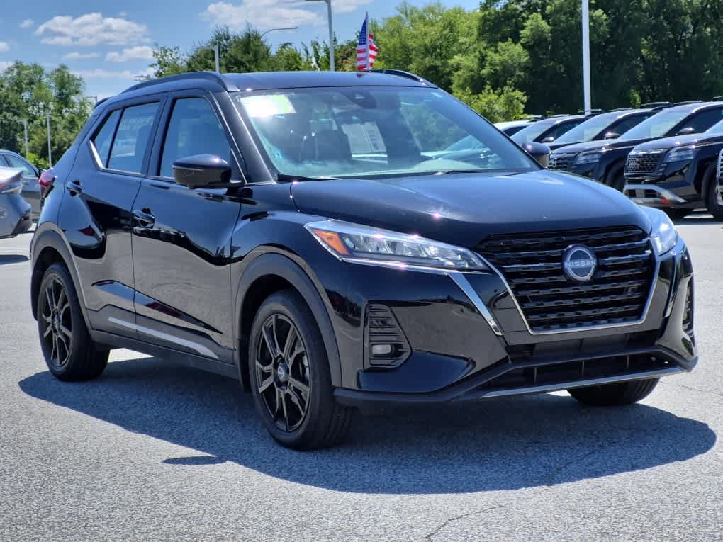 Used 2023 Nissan Kicks SR w/ SR Premium Package FWD image 2