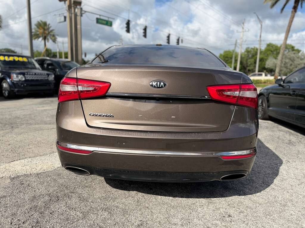 Used 2014 Kia Cadenza Premium w/ Technology Package FWD image 4