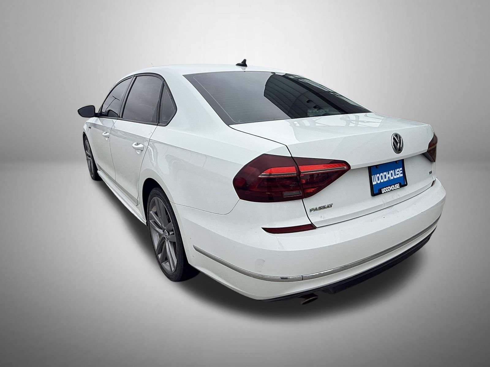 Used 2018 Volkswagen Passat 2.0T R-Line w/ R-Line Lighting Package FWD image 4