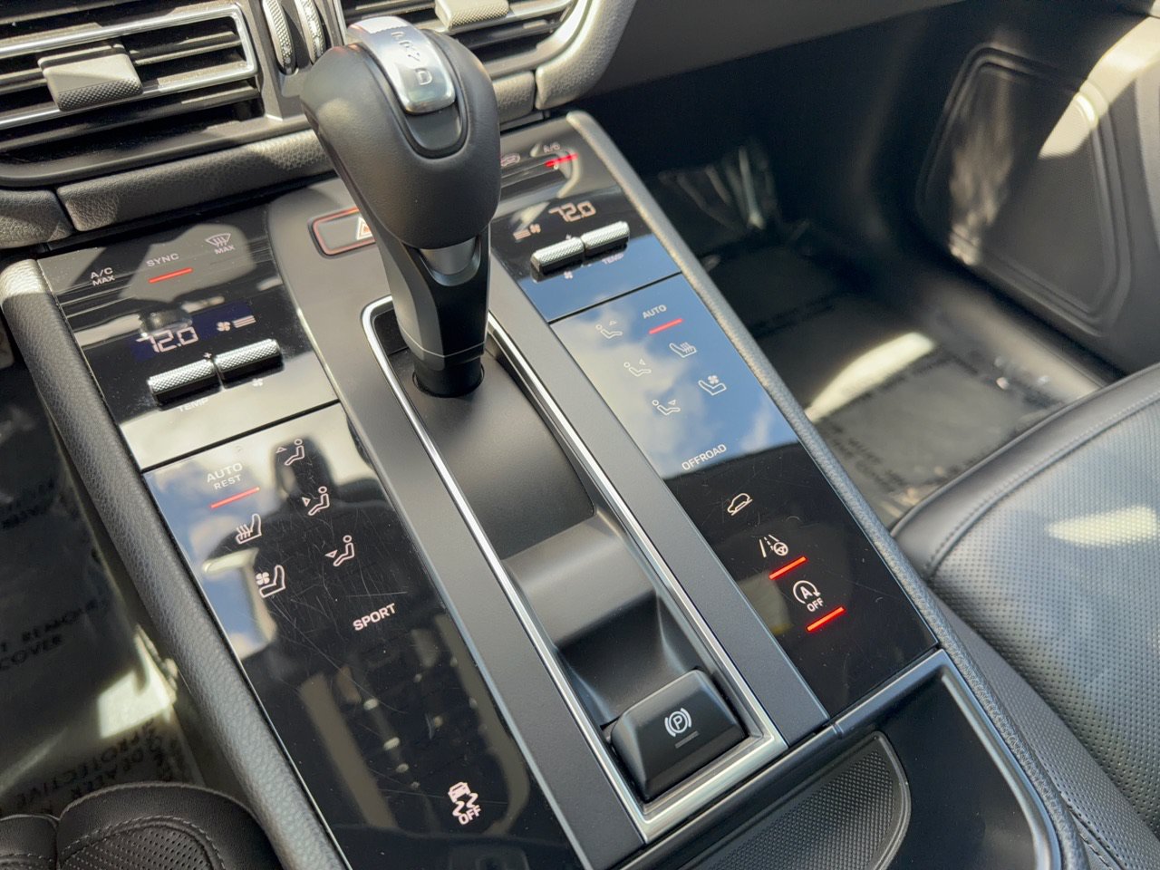 Certified 2024 Porsche Macan AWD/4WD image 21