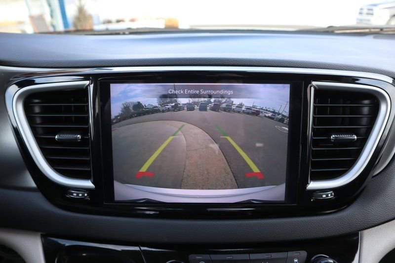 Used 2024 Chrysler Pacifica Touring-L image 13