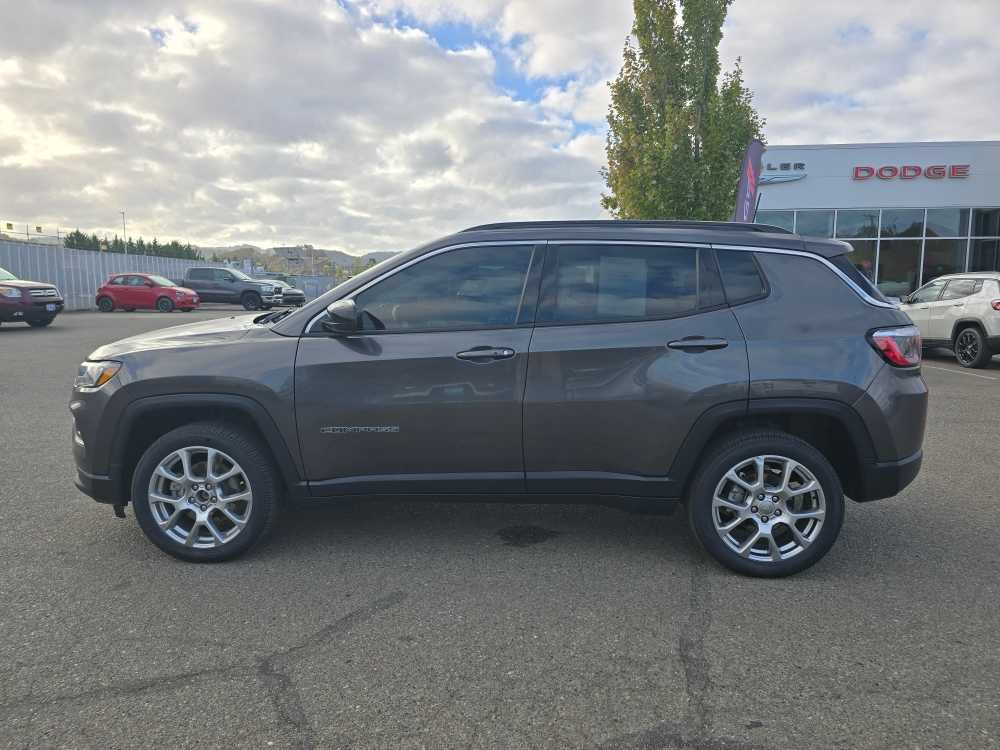 Used 2022 Jeep Compass Latitude AWD/4WD image 2