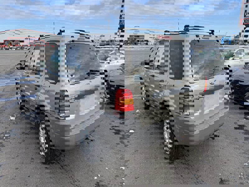 Used 2001 Ford Escape XLT image 2