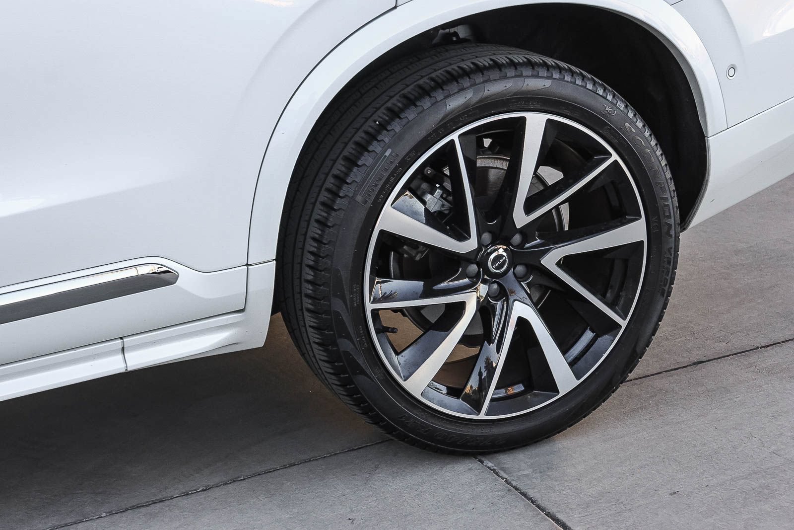 Used 2024 Volvo XC90 B6 Plus AWD/4WD image 11