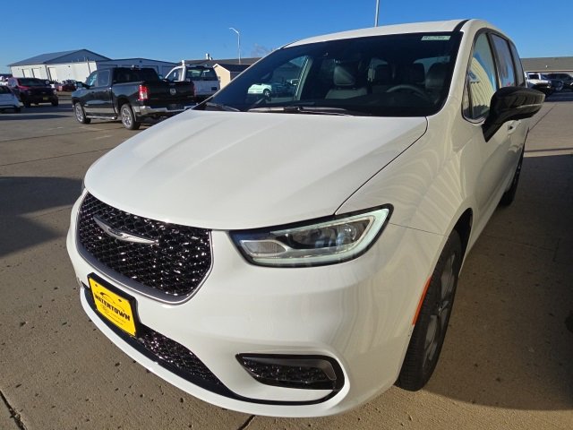 New 2026 Chrysler Pacifica Select image 4