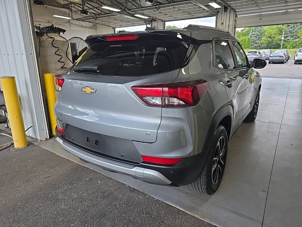 Used 2025 Chevrolet TrailBlazer LT w/ LT Cold Weather Package FWD image 4